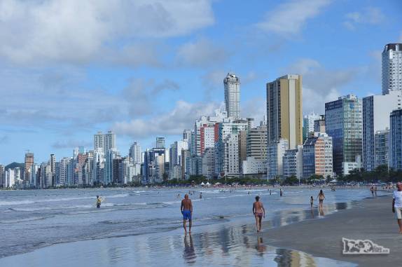 A praia central e super urbanizada de Balneário Camboriú, litoral de Santa Catarina